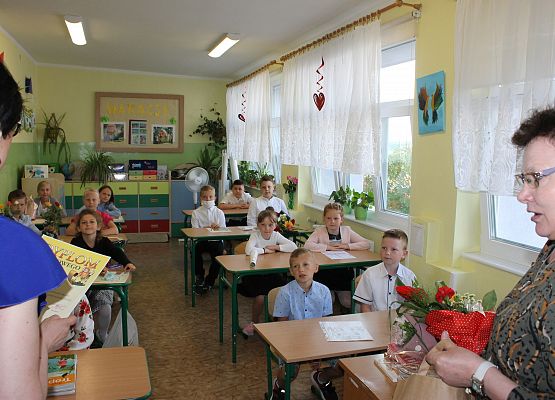 Wręczanie świadectw w klasie drugiej