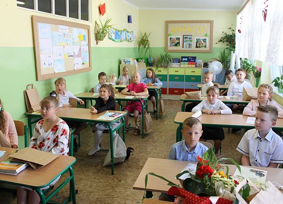 Wręczanie świadectw w klasie drugiej