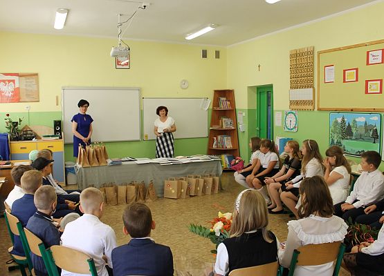 Wręczanie świadectw w klasie trzeciej