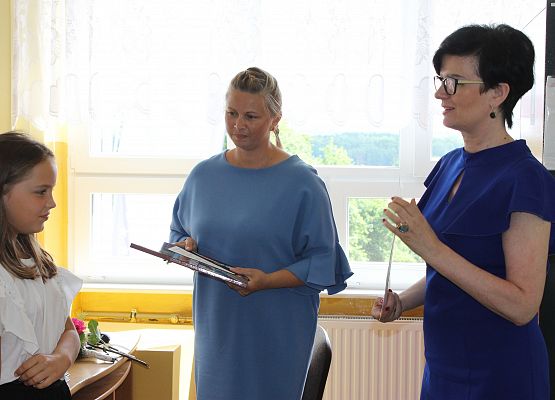 Wręczanie świadectw w klasie czwartej