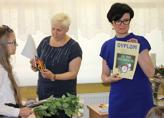 Wręczanie świadectw w klasie szóstej b