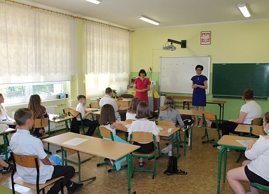 Wręczanie świadectw w klasie siódmej a