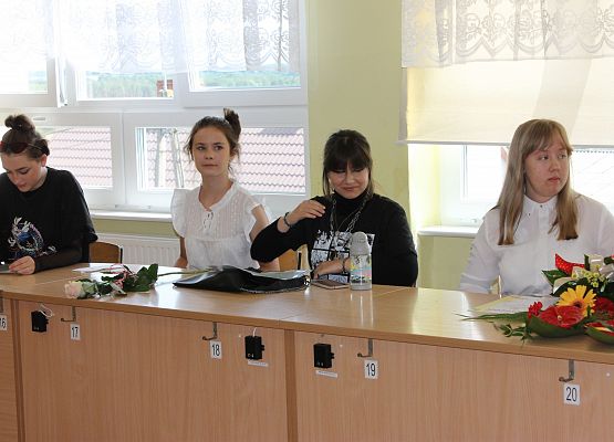 Wręczanie świadectw w klasie siódmej b