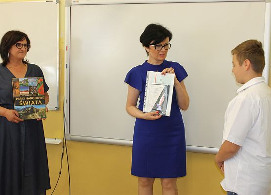 Wręczanie świadectw w klasie siódmej b