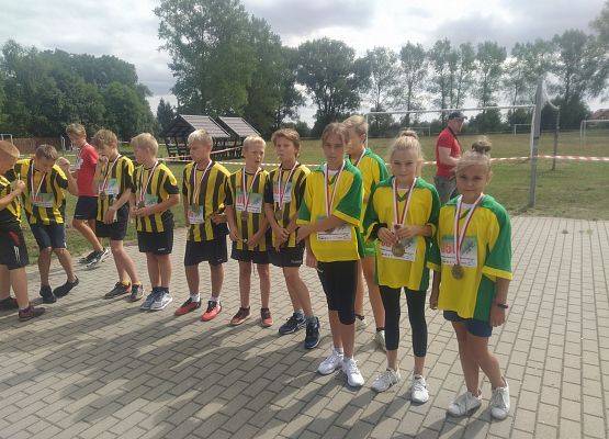 Wspólne zdjęcie z pamiątkowymi medalami