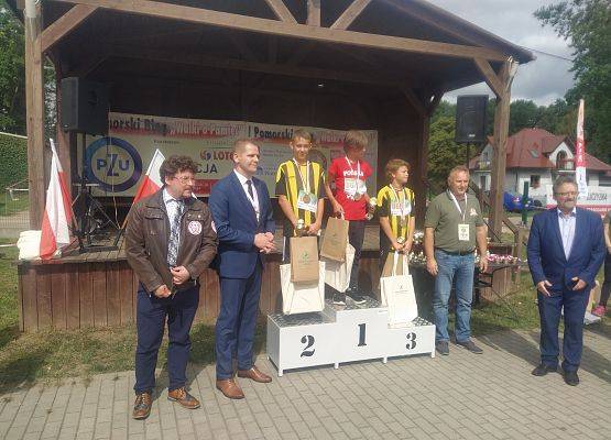 Cała trójka na podium (chłopcy) wraz z organizatorami biegu