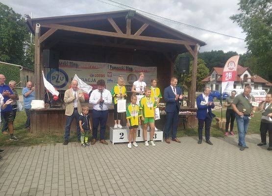 Wspólne zdjęcie zawodniczek z samorządowcami i organizatorami biegu