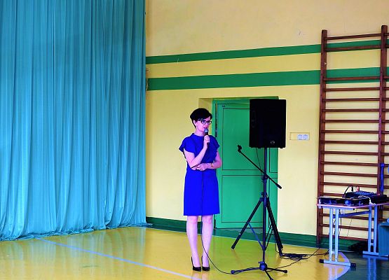 Uroczysty Apel rozpoczyna swoją przemową Dyrektor Szkoły