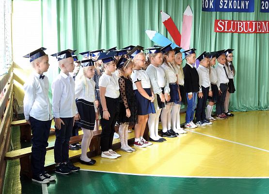 Przyjęcie przez uczniów pozycji "Baczność"