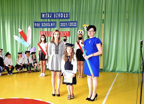 Pamiątkowe zdjęcie z uczennicą klasy I