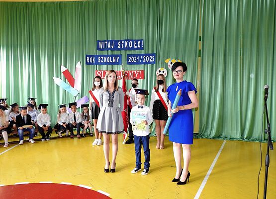 Pamiątkowe zdjęcie z uczniem klasy I