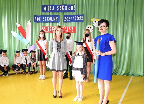 Pamiątkowe zdjęcie z uczennicą klasy I