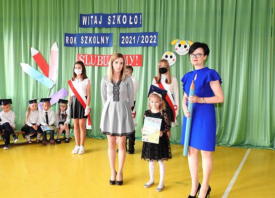 Pamiątkowe zdjęcie z uczennicą klasy I