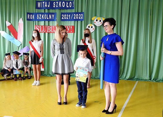 Pamiątkowe zdjęcie z uczniem klasy I