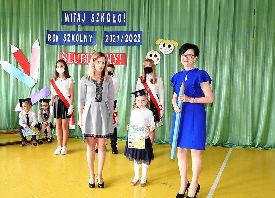 Pamiątkowe zdjęcie z uczennicą klasy I