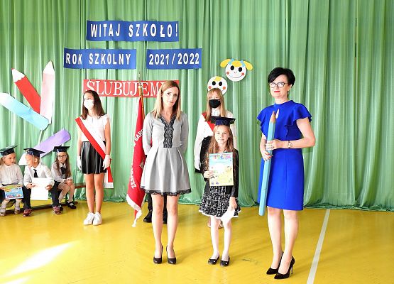 Pamiątkowe zdjęcie z uczennicą klasy I