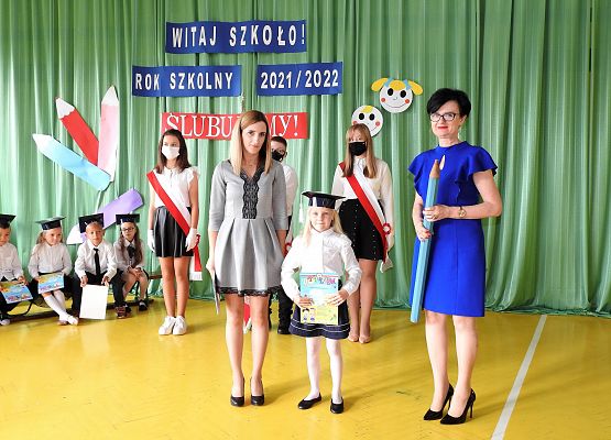 Pamiątkowe zdjęcie z uczennicą klasy I