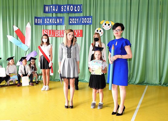 Pamiątkowe zdjęcie z uczennicą klasy I