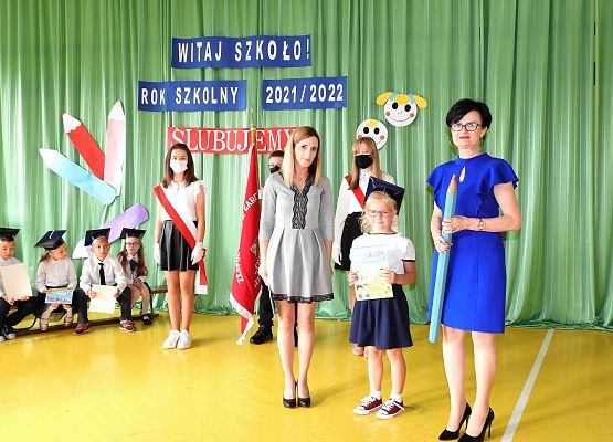 Pamiątkowe zdjęcie z uczennicą klasy I