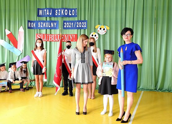 Pamiątkowe zdjęcie z uczennicą klasy I