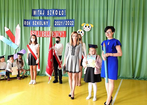 Pamiątkowe zdjęcie z uczennicą klasy I