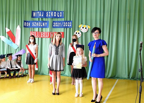 Pamiątkowe zdjęcie z uczennicą klasy I