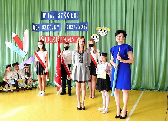 Pamiątkowe zdjęcie z uczennicą klasy I