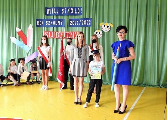 Pamiątkowe zdjęcie z uczniem klasy I