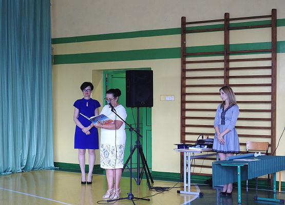 Nauczyciel biblioteli szkolnej sprawdza wiedzę uczniów klasy I