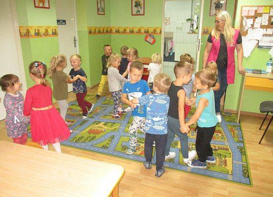 Maluchy i Średniaki tańczą przy piosence o ruchu drogowym