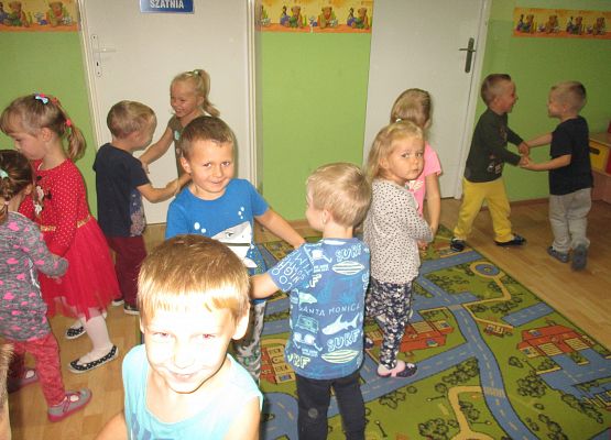 Maluchy i Średniaki tańczą przy piosence o ruchu drogowym