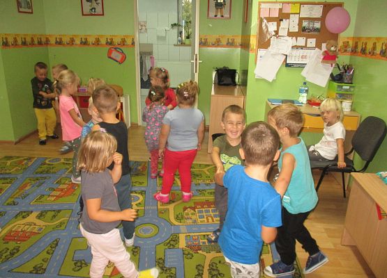 Maluchy i Średniaki tańczą przy piosence o ruchu drogowym