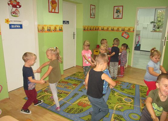 Maluchy i Średniaki tańczą przy piosence o ruchu drogowym