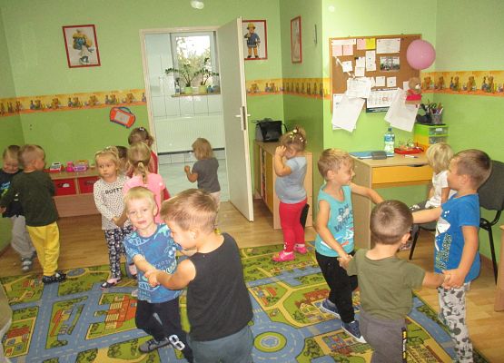 Maluchy i Średniaki tańczą przy piosence o ruchu drogowym