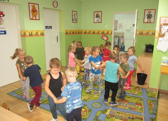 Maluchy i Średniaki tańczą przy piosence o ruchu drogowym