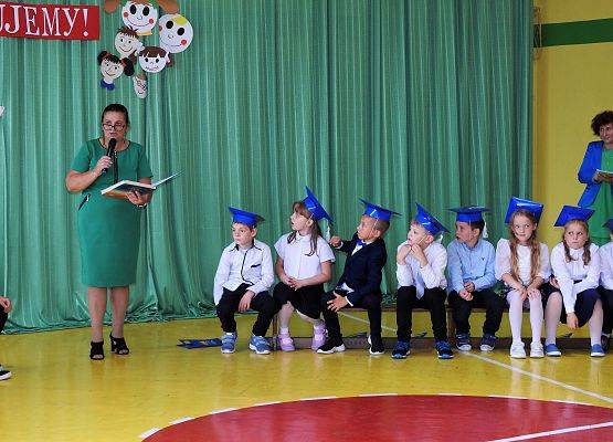 Nauczyciel biblioteli szkolnej sprawdza wiedzę uczniów klasy 2