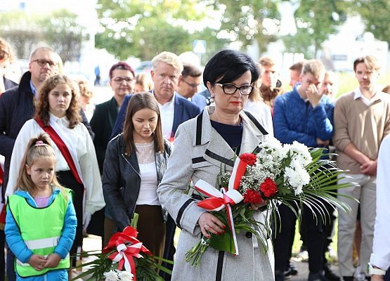 Składanie kwiatów przez delegację naszej szkoły