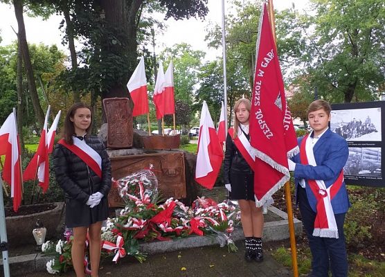 Poczet szkolny przy pomniku