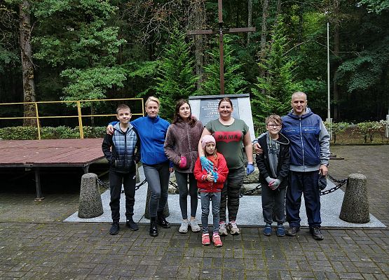 pamiątkowe zdjęcie uczestników zaangażowanych w sprzątanie cmentarza