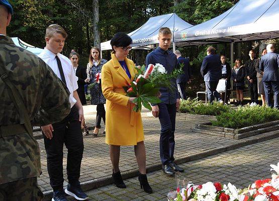 Dyrektor ZS w Garczegorzu wraz z uczniami naszej szkoły  składają kwiaty pod Pomnikiem Ofiar