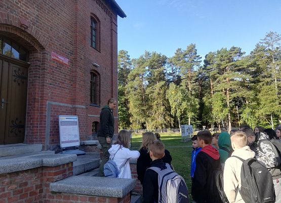 Prze wejściem do Muzeum SPN