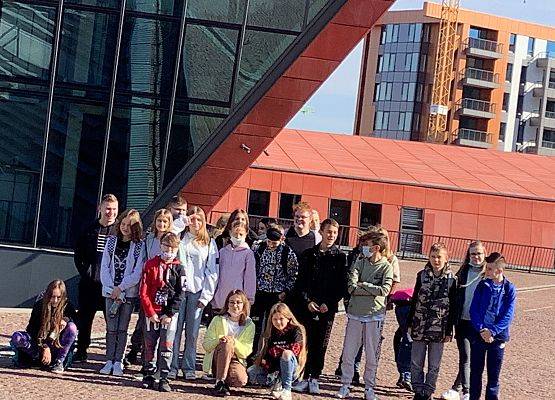 Na zdjęciu 1 widzimy uczniów przed wejściem do Muzeum.