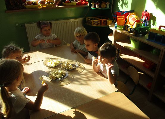 Maluchy i Średniaki wykonują samodzielnie owocowe szaszłyki