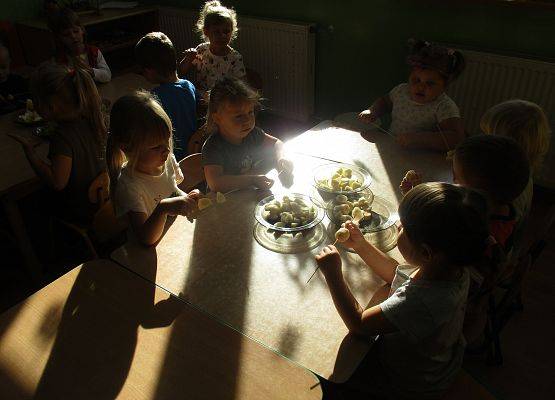 Maluchy i Średniaki wykonują samodzielnie owocowe szaszłyki