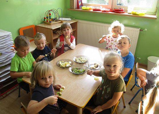 Maluchy i Średniaki wykonują samodzielnie owocowe szaszłyki