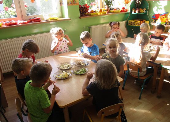 Maluchy i Średniaki wykonują samodzielnie owocowe szaszłyki