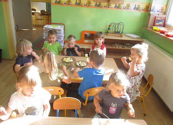 Maluchy i Średniaki wykonują samodzielnie owocowe szaszłyki