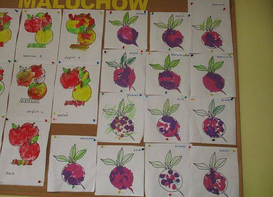 Prace młodszej grupy - Burak: wypełnianie plasteliną