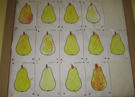 Praca młodszej grupy - Gruszka: malowanie farbą