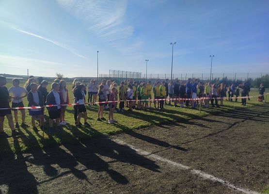 Zbiórka na boisku szkolnym - omówienie trasy biegu